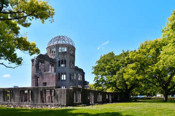 Obraz premium 広島平和記念公園の原爆ドームと新緑