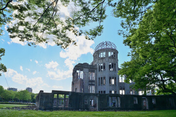 広島平和記念公園の原爆ドームと新緑