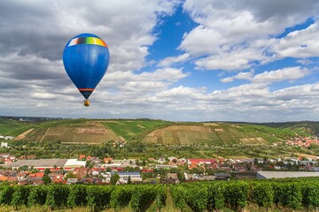 Obraz premium balloon flies into the sky, panorama of the area