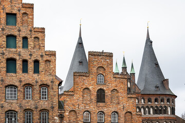 Fototapeta na wymiar Salzspeicher und Holstentor Lübeck, Hansestadt in Schleswig-Holstein. Backstein Architektur aus dem Mittelalter.