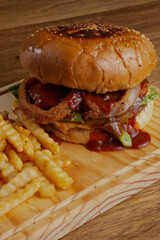 Hamburguesa con aros de cebolla