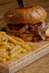 Hamburguesa con aros de cebolla