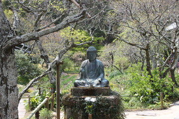 Buda en el jardín