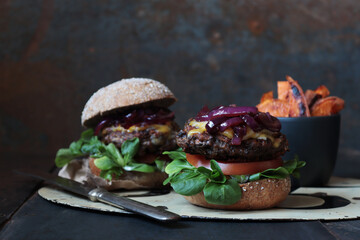 vegetarischer Burger mit Pilz Patty und roten Balsamico Zwiebeln