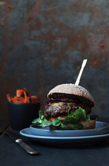 vegetarischer Burger mit Pilz Patty und roten Balsamico Zwiebeln