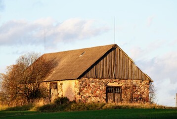 Obraz premium old barn in the field