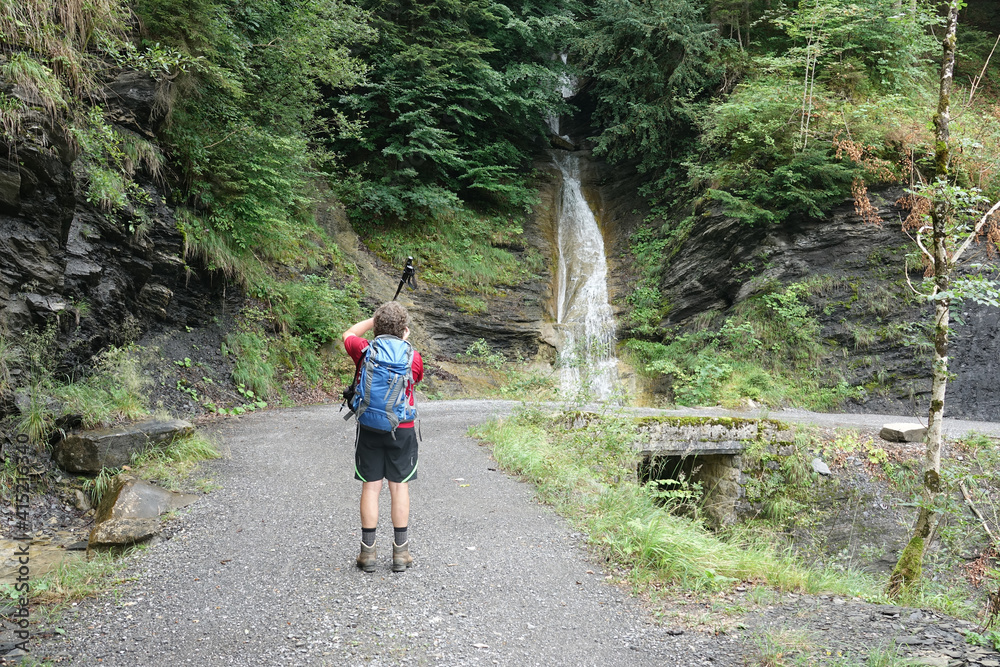 Poster wanderer an einem wasserfall an der üblen schlucht bei laterns