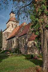 Fototapeta na wymiar Im Stil einer mittelalterlichen Wehrkirche: historische Dorfkirche Wildenbruch, Blick von Südosten