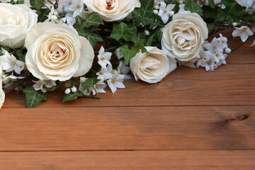 Weiße Rosen auf Holzboden
