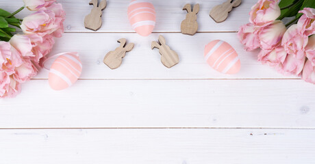 Ostern Hintergrund mit Blumen und Hasen auf weißem Holz Panorama-Format