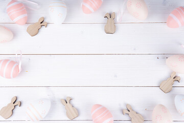 Ostern Hintergrundbild Slider. Ostereier und Hasen auf weißem Holz mit Textfreifläche. 