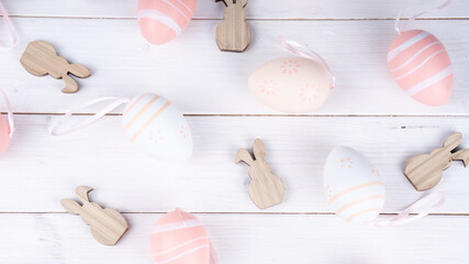 Ostern Hintergrundbild Panorama. Ostereier und Hasen auf weißem Holz mit Textfreifläche. 