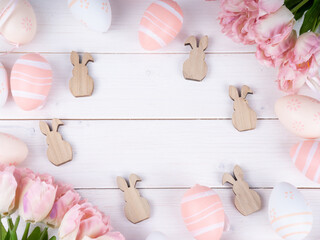 Ostern Hintergrundbild. Ostereier, Blumen und Hasen auf Holzbrettern mit Textfreifläche. 