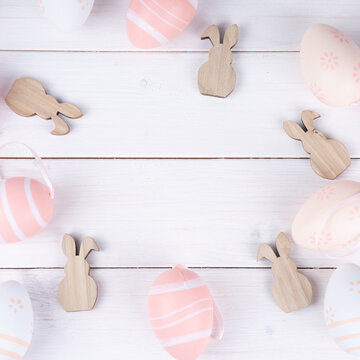 Ostern Hintergrundbild Quadrat. Ostereier und Hasen auf wei&szlig;em Holz mit Textfreifl&auml;che. 