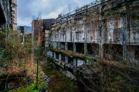 Exploring an abandoned Power plant TOXEL! 