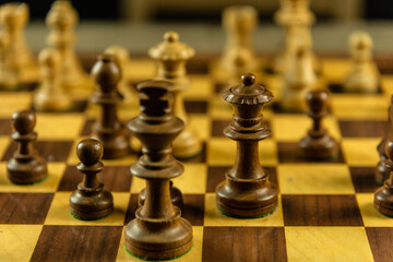 Piezas de ajedrez dispuestas para una partida blancas contra negras