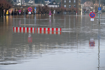 Parkplatz und Halteverbotsschilder und Absperrung bei Hochwasser in Vallendar bei Koblenz am Rhein...