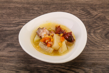 Pea soup with smoked ribs