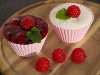 Schokoladenmousse mit roter Grütze