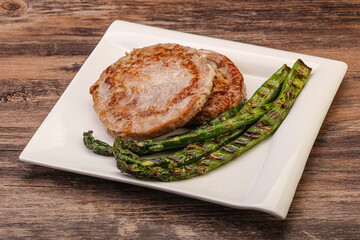 Grilled tuna steak with asparagus
