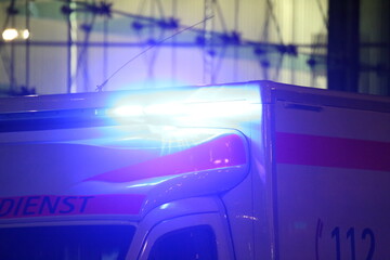 Nahaufnahme von einem Blaulicht bei Nacht an einem Krankenwagen © U. J. Alexander