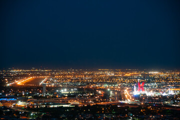 Naklejka premium Night view of the international border between the US and Mexico in El Paso, Texas, seen from Scenic Drive. Visible are the Rio Grande, an entry bridge, and the wall between the countries.