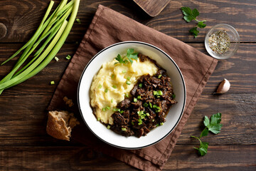 Mashed potatoes wit slow cooked beef