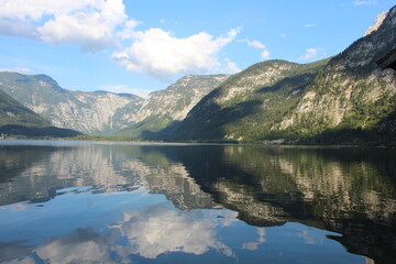 Fototapeta na wymiar Hallstatt See mit Spiegelung der Berge Mirror