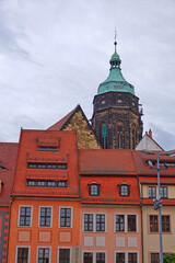 Fototapeta na wymiar Haeuser am Marktplatz und Stadtkirche in Pirna