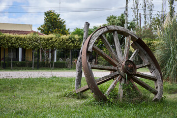 Rueda de carreta y paisaje campestre