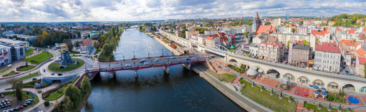 Panoramiczny widok z lotu ptaka na Wieżę Dominanta, Most Staromiejski i Bulwar w centrum miasta Gorz&oacute;w Wielkopolski	