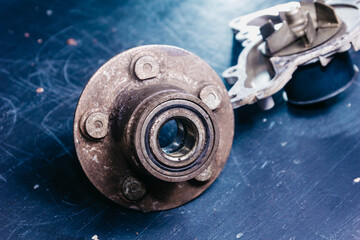 Obraz premium concept of replacing the old rusty hub and wheel bearing, car dismantling.