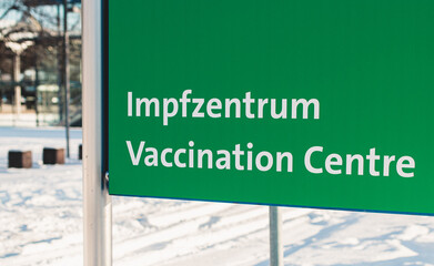 Corona Impfzentrum auf dem Messegelände Hannover Parkplatz Hinweisschild
- 415260795