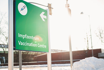 Corona Impfzentrum auf dem Messegelände Hannover Parkplatz Hinweisschild
- 415260917