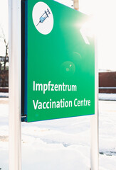 Corona Impfzentrum auf dem Messegelände Hannover Parkplatz Hinweisschild
- 415260945
