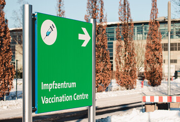 Corona Impfzentrum auf dem Messegelände Hannover Parkplatz Hinweisschild
- 415260954