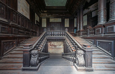 Drewniane schody w opuszczonym pałacu...