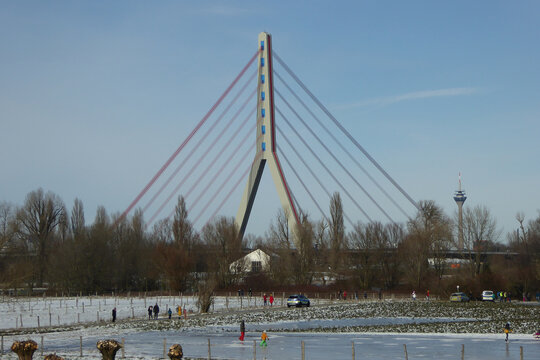 Die Fleher Br&uuml;cke im Winter. Rheinbr&uuml;cke D&uuml;sseldorf-Flehe, zwischen D&uuml;sseldorf und Uedesheim-Neuss. Eine Schr&auml;gseilbr&uuml;cke und Autobahnbr&uuml;cke &uuml;ber den Rhein.