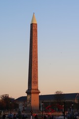 Obélisque de Louxor, couverte de hiéroglyphes, célèbre monument sur la place de la Condorde à Paris (France)