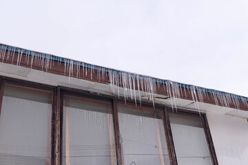 古い家屋とつらら