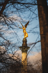 Fototapeta premium Friedensengel in München mit blauem Himmel und Wolken, Bayern
