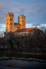 Maximilianskirche in München an der Isar bei Sonnenaufgang, Bayern