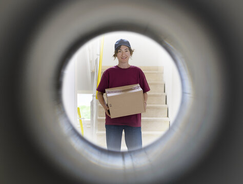 Postbote Post Zusteller liefert Lieferung Paket Haustür Türspion Briefträger Paketzustellung Versand