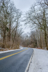 Obraz premium winter road in the forest
