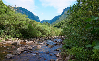 Lago e pedras na floresta. Cânions do RS Brasil