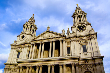 Fototapeta na wymiar view of St. Pauls Cathedral, London, UK