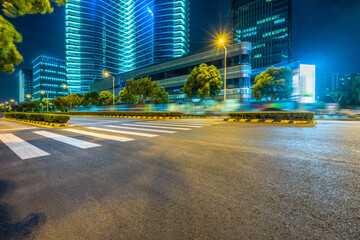 Obraz premium Empty asphalt road through modern city in Shanghai, China