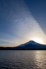富士山　冬の夕景　印象的な雲　twilight view of mount Fuji with magnificent cloud