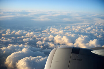 飛行機からの眺め・雲海・まだらな雲・夕日