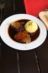 Schweinebraten mit Kloß Knödel Kartoffelknödel Bayern Franken